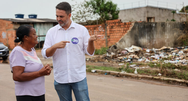 Léo Moraes mostra uma das várias obras paradas na saúde de Porto Velho