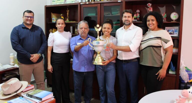 Equipe integrando os Campi Colorado e Calama ganha troféu nos Jogos Universitários