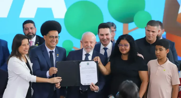 Lula lança programa de urbanização de favelas Periferia Viva