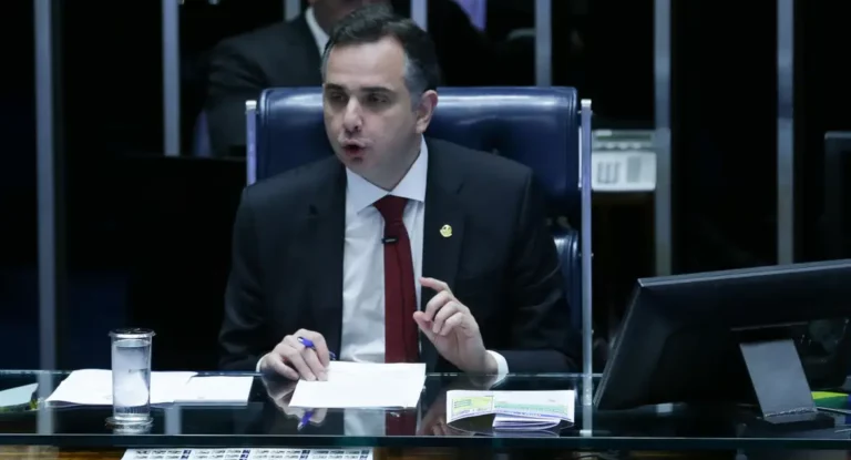 Após alta do dólar, Pacheco condiciona isenção do IR à situação fiscal