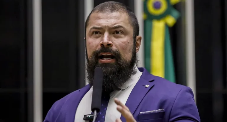 Bolsonarista relata PEC que proíbe militares da ativa na política