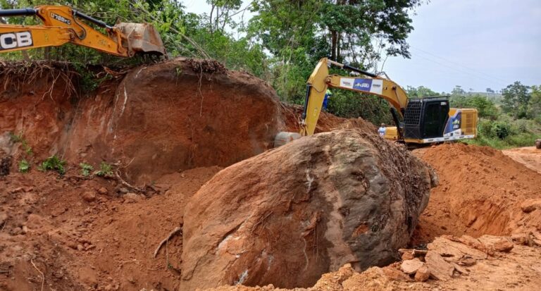 Prefeitura de Jaru realiza mega-operação para retirada de curva e remoção de pedras na entrada da Linha 608 - News Rondônia