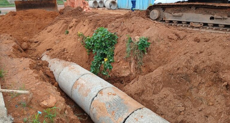Prefeitura de Jaru realiza manutenção de drenagem na Rua Almirante Barroso no setor 07 - News Rondônia