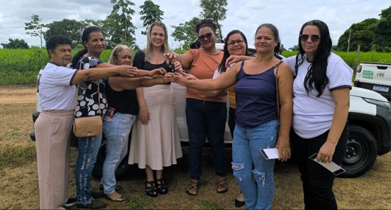 Cláudia de Jesus entrega veículo para chocholateiras de Teixeirópolis - News Rondônia