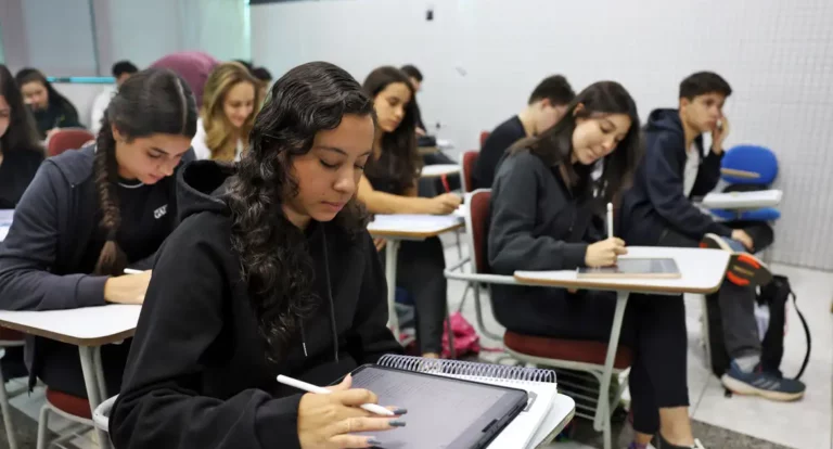 Enem: cursos populares são oportunidade para alunos de baixa renda