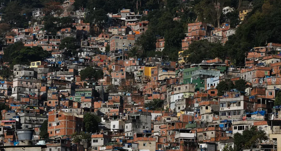 Quase 16,4 milhões de pessoas moram em favelas no Brasil, revela Censo