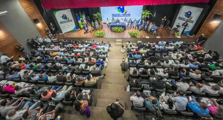 Encontro de Prefeitos e Prefeitas: Solenidade de abertura destaca importância do evento da AROM para o municipalismo