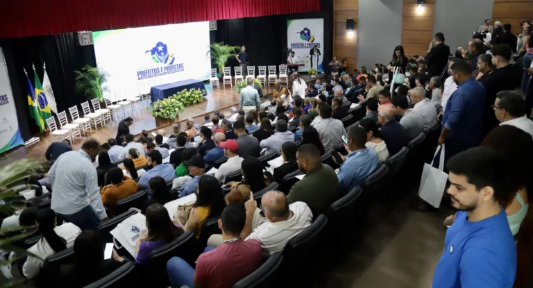 Encontro de Prefeitos e Prefeitas: Primeiro dia de evento promovido pela AROM é marcado por solenidades e palestras importantes voltadas à administração pública