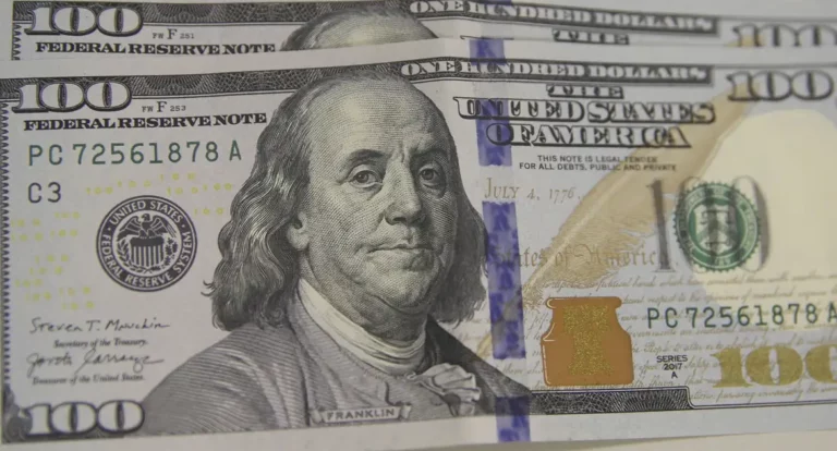 Dólar sobe para US$ 5,73 com atraso em pacote, Trump e China