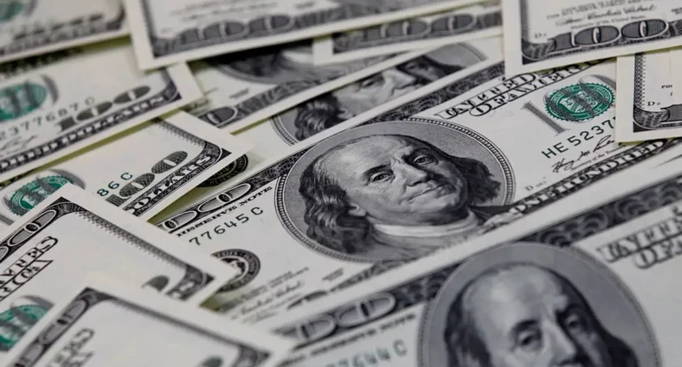 Dólar sobe para R$ 5,77 com atraso em pacote de corte de gastos