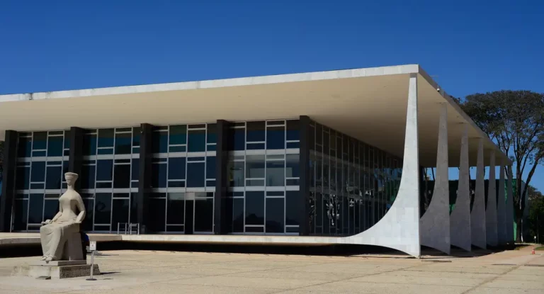 Fux determina que governo proíba uso de benefícios sociais em bets