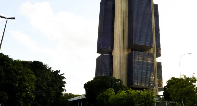 BC leiloará US$ 4 bi de reservas internacionais para segurar dólar