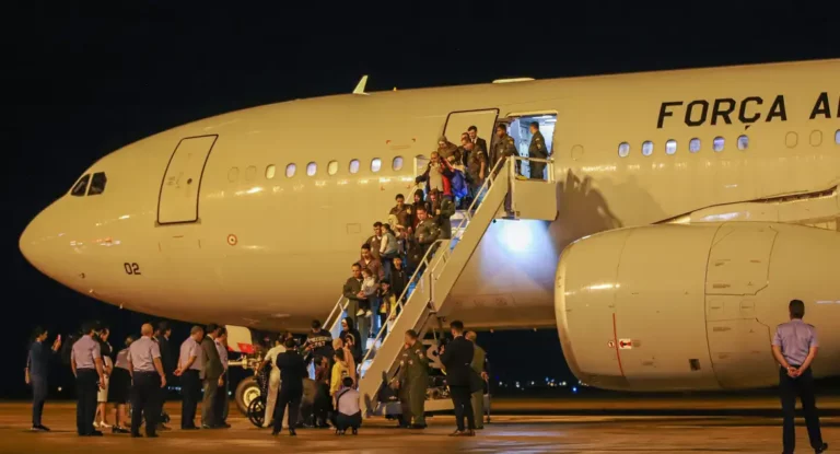 Mais um voo da FAB com 237 repatriados do Líbano chega a SP