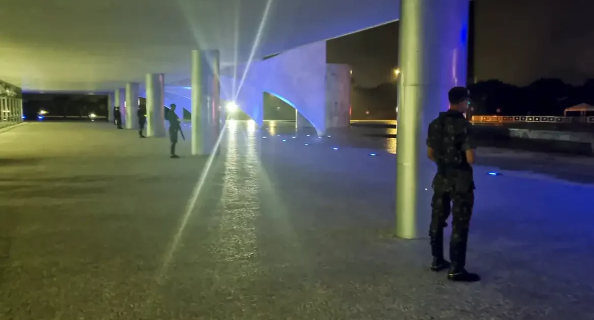 Planalto tem segurança reforçada; Bope faz varredura na praça
