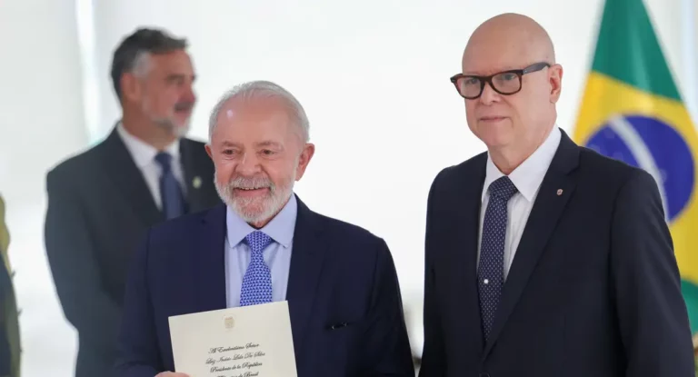 Lula recebe credenciais de oito novos embaixadores