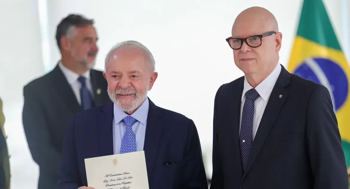 Lula recebe credenciais de oito novos embaixadores