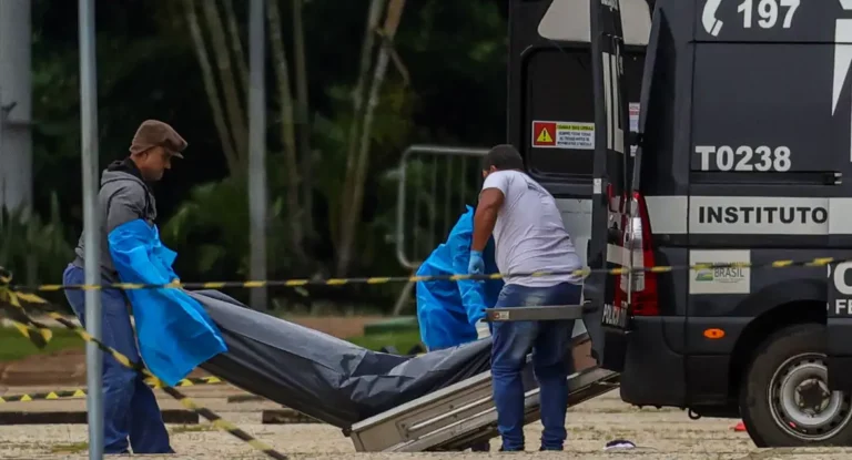 Polícia retira corpo de autor de atentado na Praça dos Três Poderes