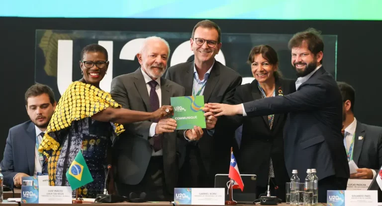 Paes entrega a Lula documento com 36 demandas de prefeitos do U20