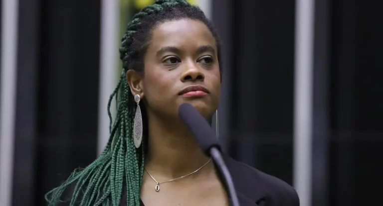 Deputada Carol Dartora diz que sofreu ataque racista e ameaça de morte