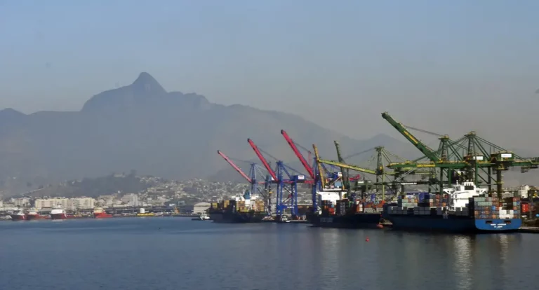 Desvalorização de commodities faz superávit comercial cair em outubro