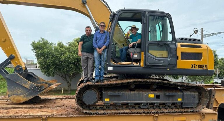 JAIME BAGATTOLI: Escavadeira hidráulica, fruto de emenda do senador, é entregue ao município de Nova União (RO) - News Rondônia