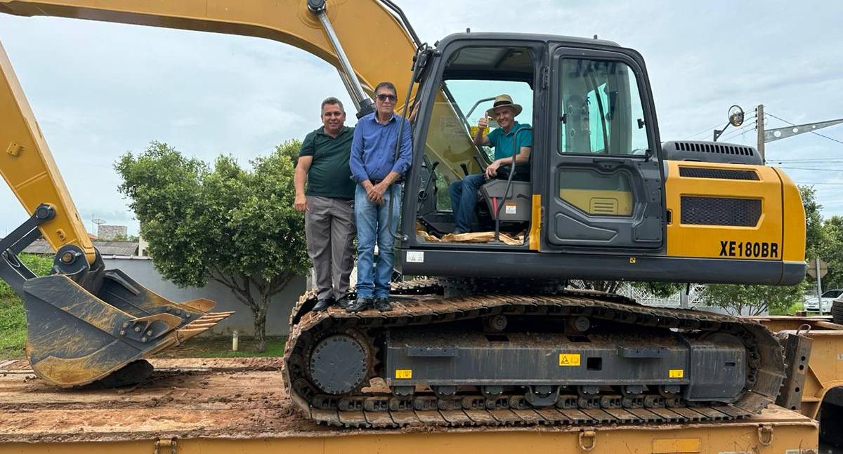 JAIME BAGATTOLI: Escavadeira hidráulica, fruto de emenda do senador, é entregue ao município de Nova União (RO) - News Rondônia