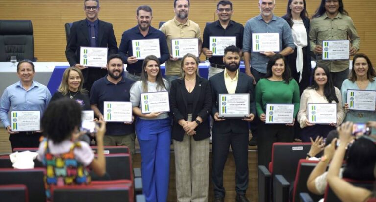 Deputada Cláudia de Jesus entrega votos de louvor para biólogos - News Rondônia
