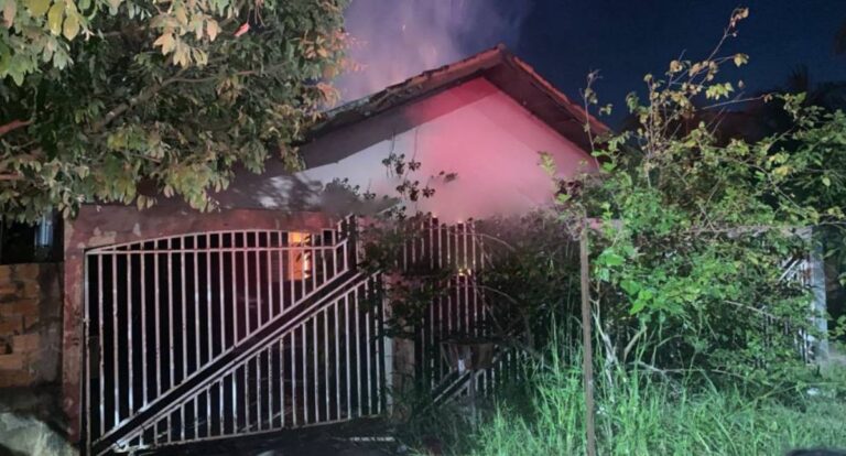 Corpo de Bombeiros é acionado para combater incêndio em residência na Rua Júlia Guerra