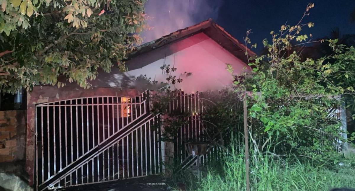 Corpo de Bombeiros é acionado para combater incêndio em residência na Rua Júlia Guerra