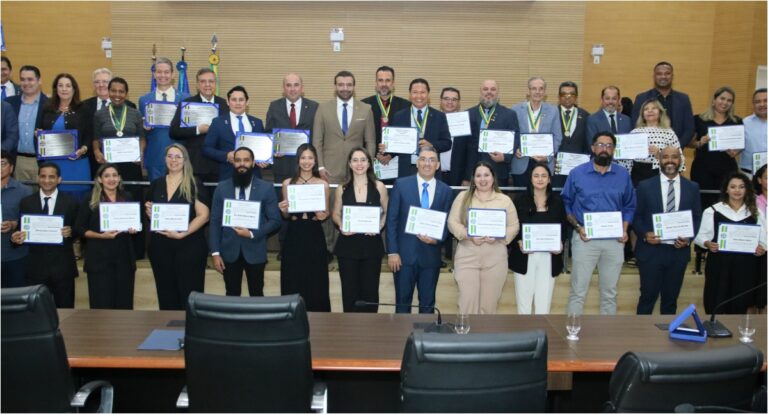Em solenidade na ALERO, deputado Ribeiro entrega homenagem aos profissionais de Administração