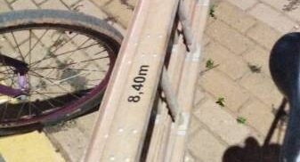 Conhecido por praticar furtos, homem é preso junto com o próprio filho transportando escada em bicicleta