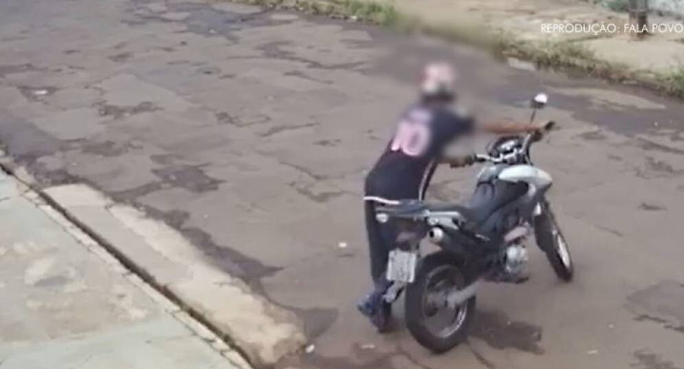 Homem flagrado furtando motocicleta diz que fugiria da cidade no veículo, devido alguém ter matado sua esposa, em Vilhena