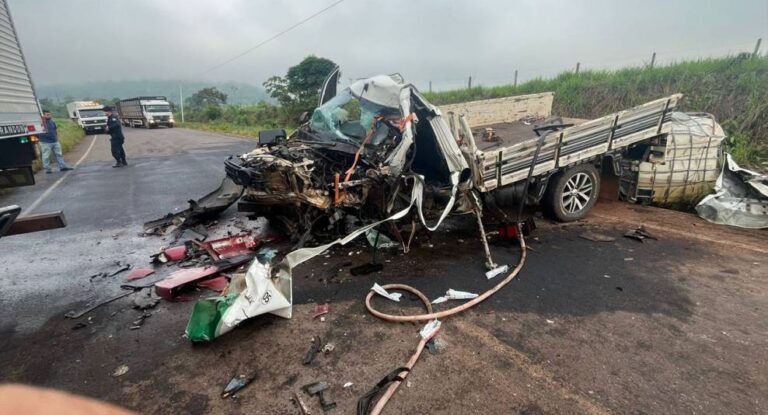 Motorista morre após carreta atingir picape em rodovia de Chupinguaia