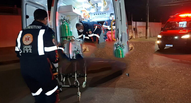 Jovens perdem controle ao empinar moto e colidem com lixeira