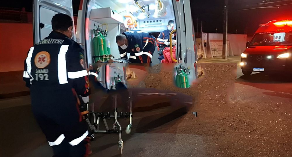 Jovens perdem controle ao empinar moto e colidem com lixeira