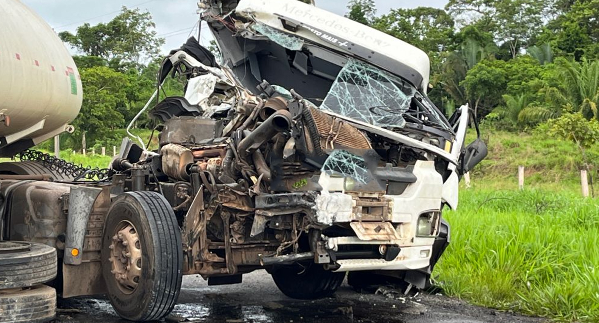 Acidente entre carreta e caçamba deixa feridos, em Ji-Paraná