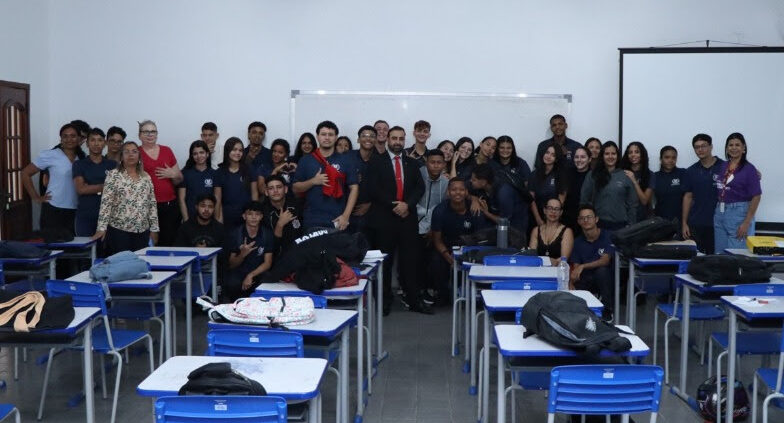 Drogas, atitude e passividade são temas de "MP em Debate Acadêmico" em escola Cívico-Militar na capital