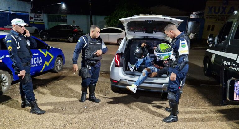 Motoboy tenta fugir de blitz e acaba preso com veículo clonado