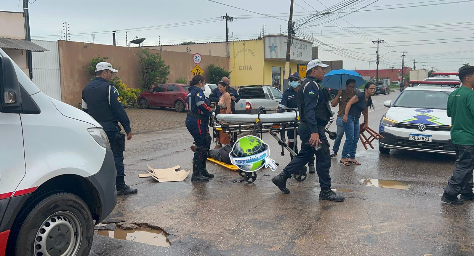 Motociclista sofre queda depois de passar em buraco com água na Amazonas