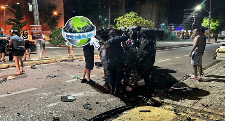 Dois veículos capotam e três pessoas ficam feridas no centro