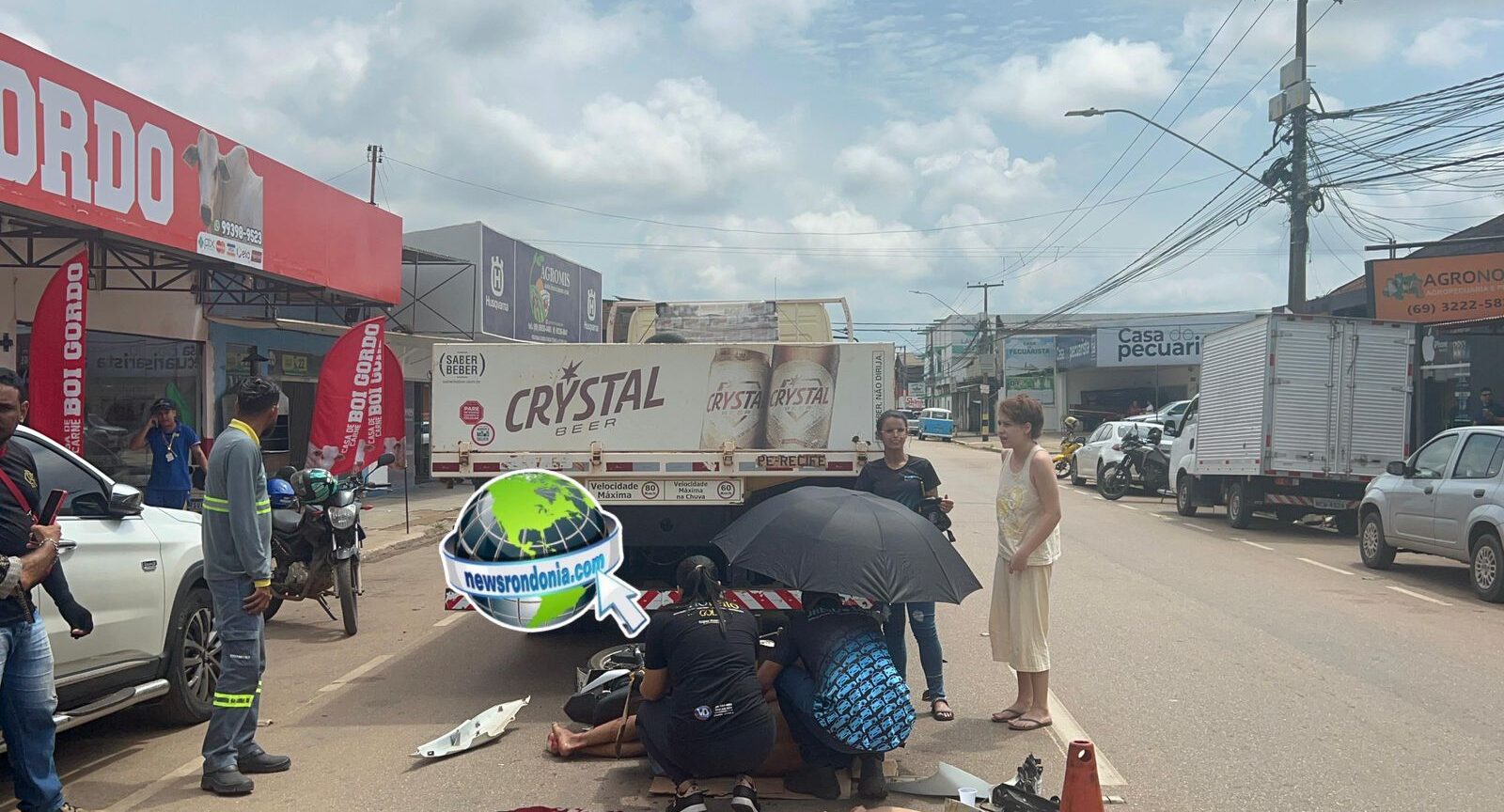 Motociclista bate na traseira de caminhão parado na Avenida Amazonas
