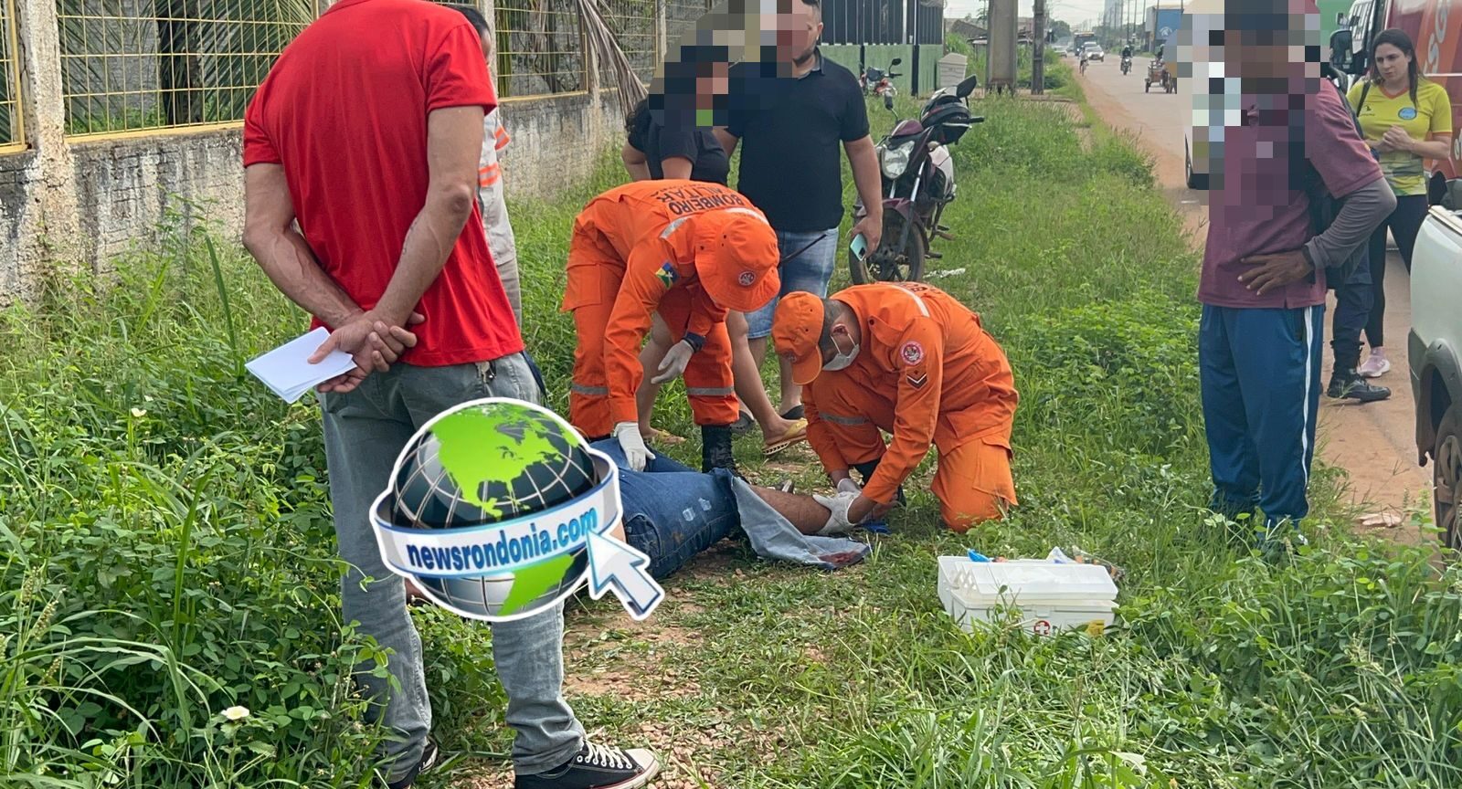 Viatura da PC faz conversão em estacionamento de Delegacia e derruba motociclista no mato