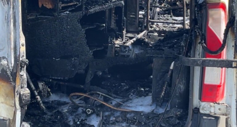 Ambulância incendeia na Avenida 22 de Novembro, em Ji-Paraná