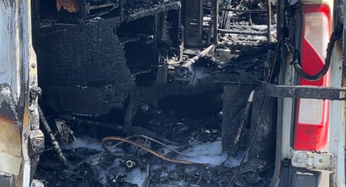 Ambulância incendeia na Avenida 22 de Novembro, em Ji-Paraná