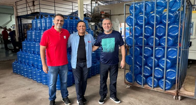 Vereador Everaldo Fogaça e prefeito eleito Léo Moraes visitam a Minalinda e conhecem processo de envasamento de água