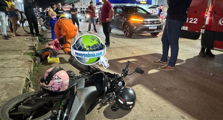 Motociclista fica desacordado após bater na traseira de carro em semáforo