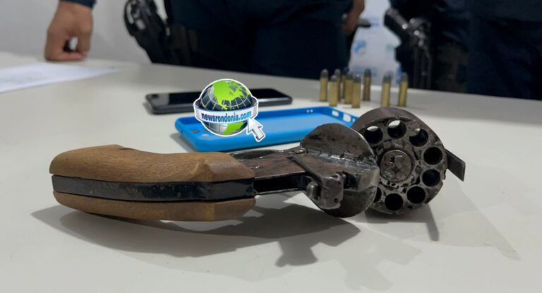 Perseguição termina com dupla presa com arma na zona leste