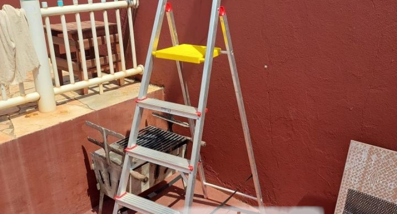 Criminosos invadem residência, rendem casal, roubam objetos e caminhonete após amarrar vítimas no quarto