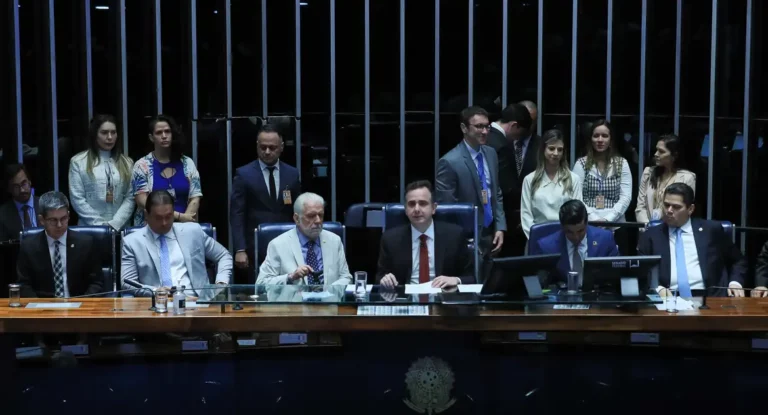Congresso promulga emenda à Constituição para cortar gastos do governo