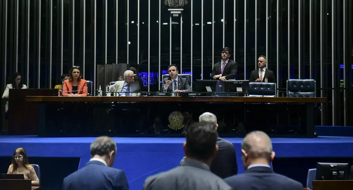 Senado aprova teto para salário mínimo e mudanças no BPC